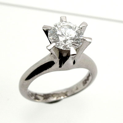 立て爪の婚約指輪をダイヤを低くセットしたシンプルな立爪リングに
